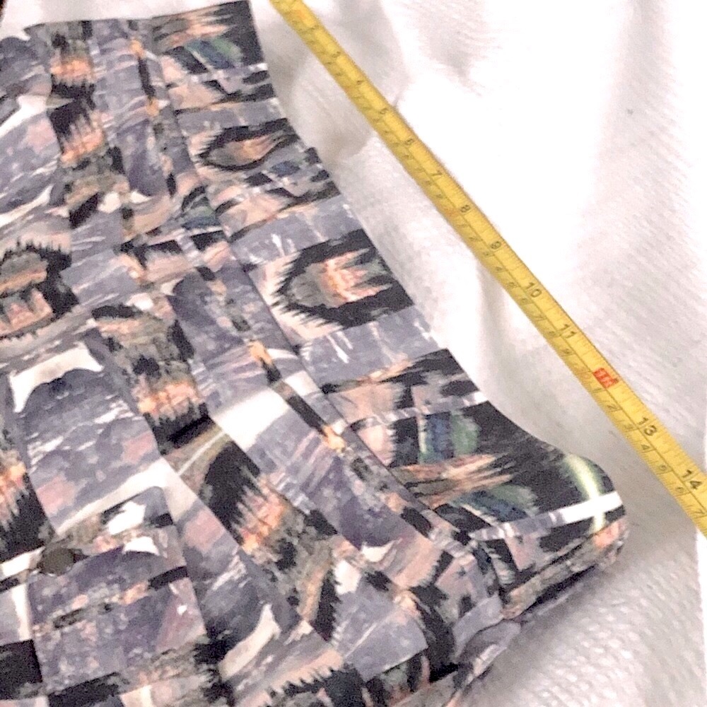 INTERMIX | M | Silk Aztec Lavender Lilac Soft Mini Shorts w/ Pockets & Stretch - Picture 4 of 16